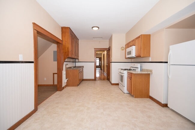 Building Photo - Convenient Location & Updated Amenities!