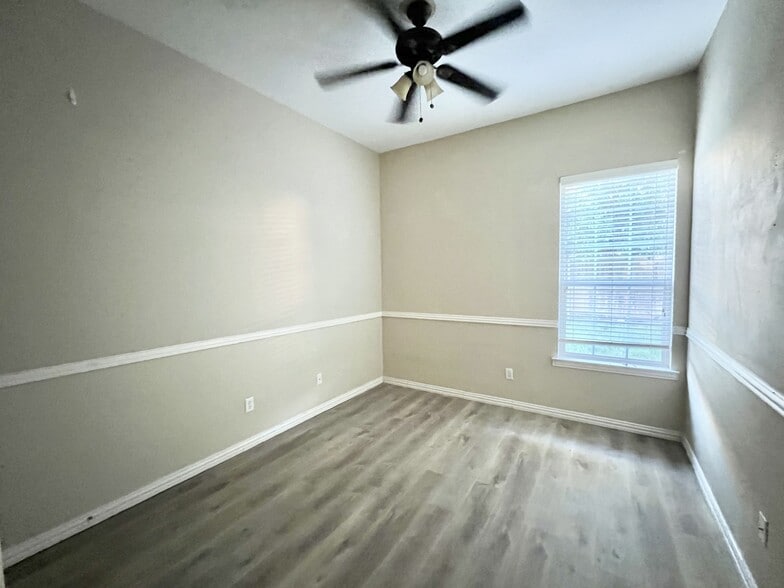 Building Photo - 2421 Mallard Dr