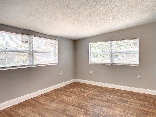 Building Photo - JUST REDUCED!!  Completely upgraded 3/1 1196 Sq. Ft. with recently renovated bathroom and kitchen...