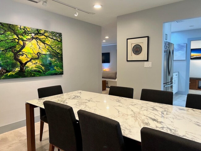 Building Photo - 4021 N Cypress Dr