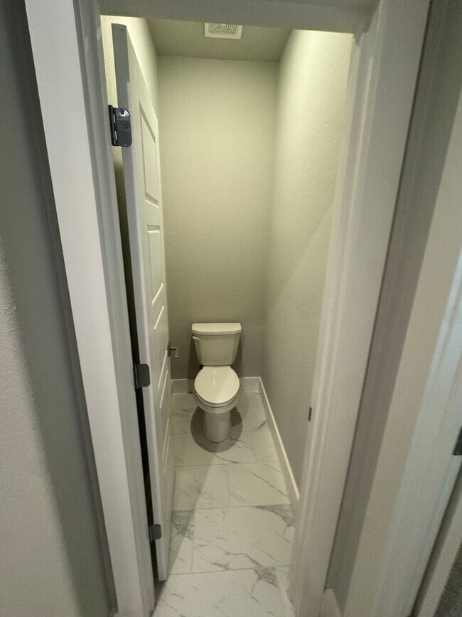 Building Photo - Enclosed Fenced Yard - 3/2/2 - Commuter Friendly