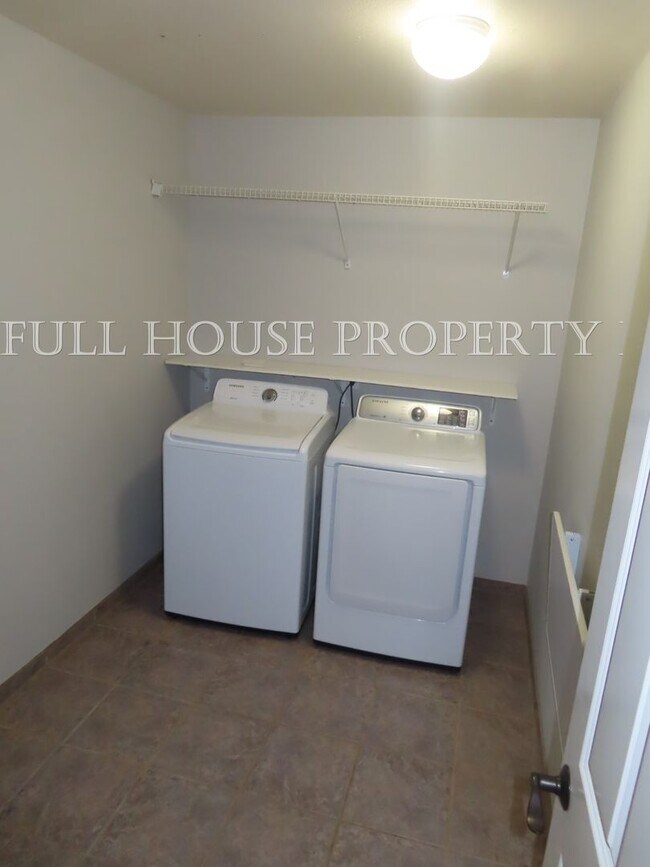 Building Photo - 3 Bed, 2.5 Bath + Bonus room/possible 4th ...