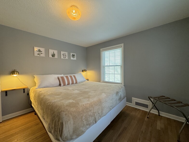 Building Photo - 620 E 63rd Ter