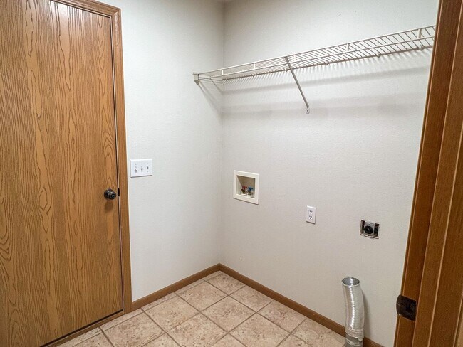 Building Photo - 3 Bedroom 2 Bathroom 2 CAR GARAGE