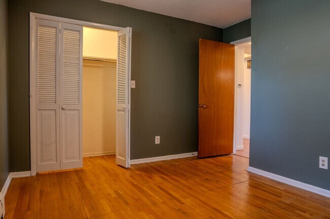 Building Photo - Spacious 6 bedroom home with 3 non conform...