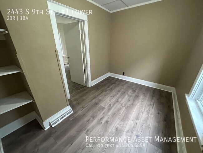 Building Photo - South Side 2 bed lower unit!