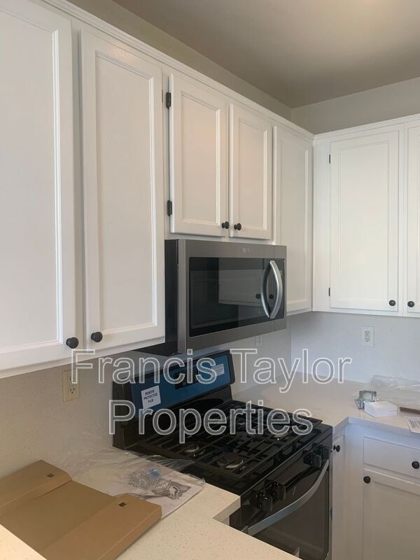 Building Photo - 870 N Fig St