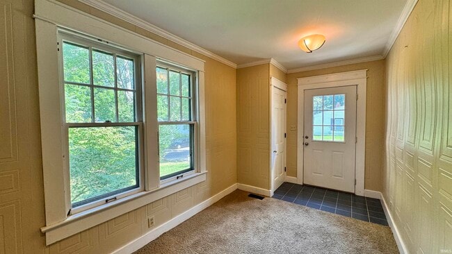 Building Photo - 518 S Swain Ave