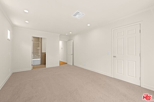 Building Photo - 704 Westbourne Dr