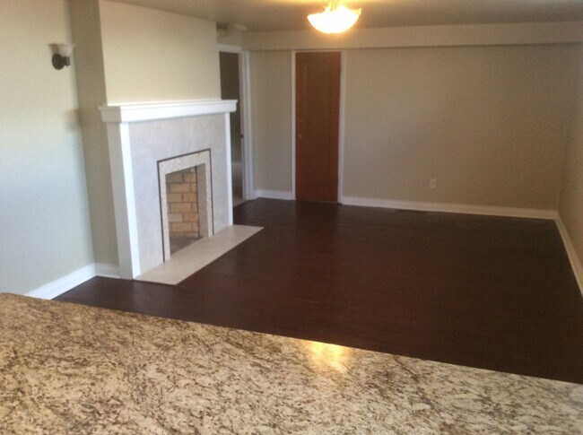 Building Photo - PET FRIENDLY 3 BEDROOM 2 BATHROOM HOUSE