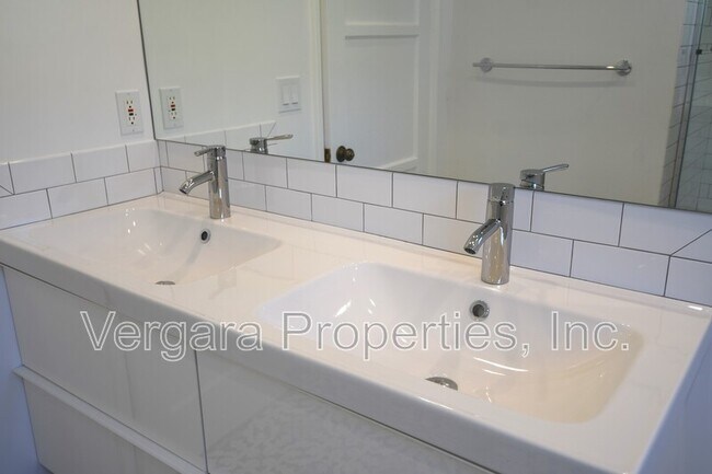 Building Photo - 6531 W 85th St