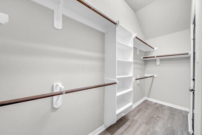 Building Photo - 18739 Laurel Hills Dr