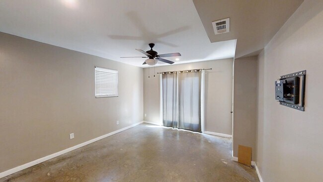 Building Photo - 321 Oak Lake Dr