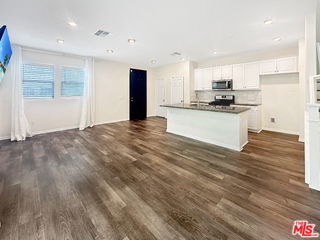 Building Photo - 27607 Sawtooth Ln