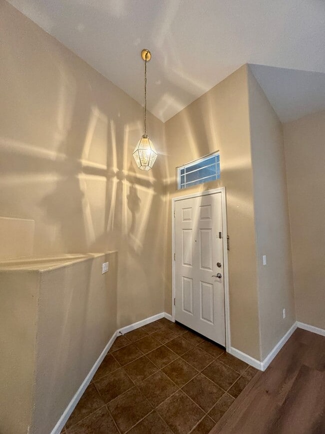 Building Photo - Spacious 3 Bedroom 3 Full Bathrooms Available Now!