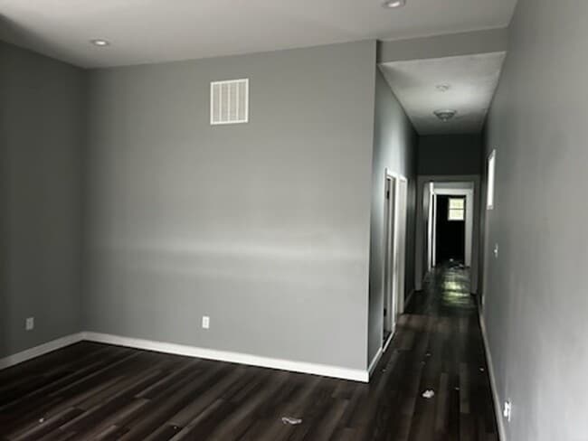 Building Photo - 4 Bedroom 2 Bath Home Available in Louisville