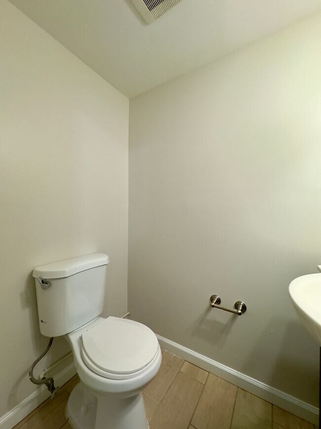 Building Photo - Charming 3 Bedroom/2 Full Bath/2 Half Bath Townhome in Parkville, MD!