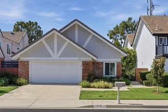 Building Photo - Beautiful 3 Bed / 2 Bath Costa Mesa Home – Available August 1st