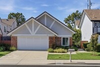 Building Photo - Beautiful 3 Bed / 2 Bath Costa Mesa Home – Available August 1st