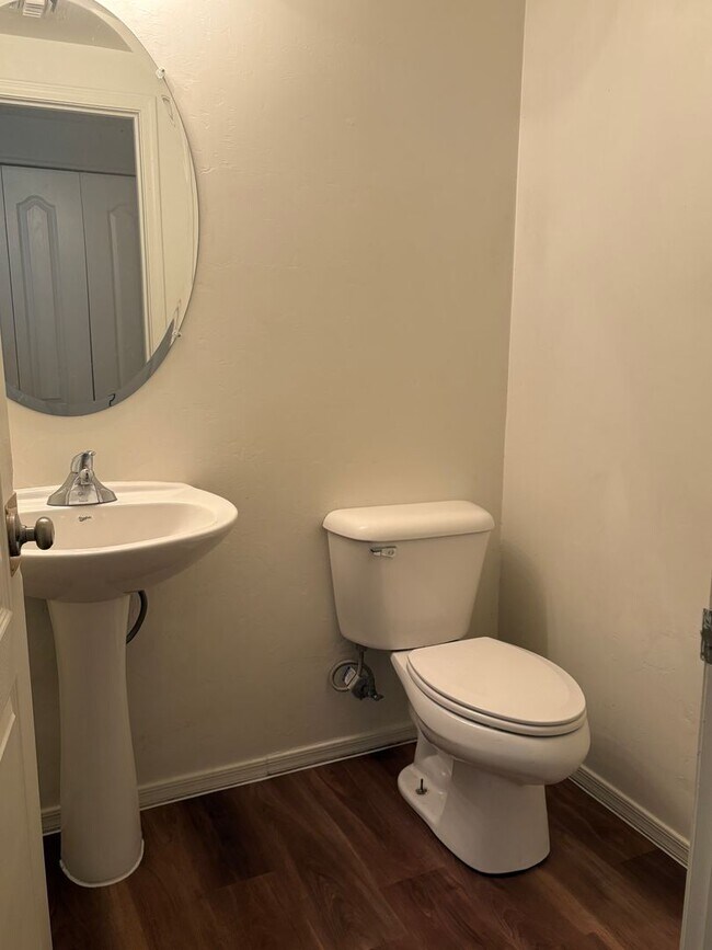 Building Photo - Must See 3 bedroom home! Near Downtown and...