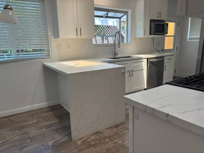 Building Photo - Remodeled 3 Bed 3 Bath House with Jacuzzi ...