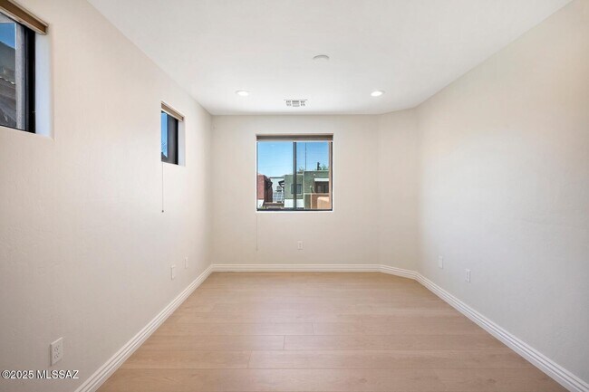 Building Photo - 3121 N Olsen Ave