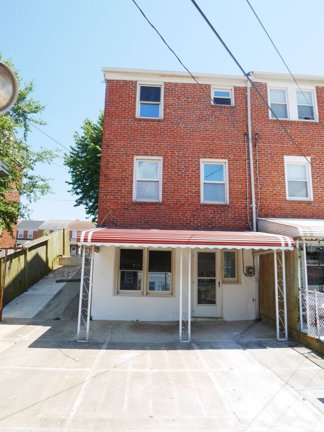 Building Photo - Spacious 4 Bedroom End Unit- Colgate