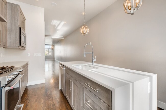 Building Photo - High Street Townhomes 3 bedroom unit with ...