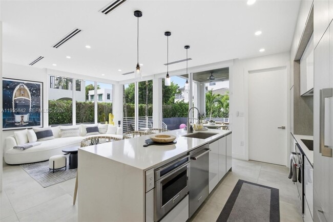 Building Photo - 454 Fernwood Rd