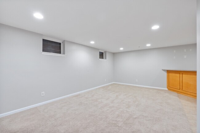 Building Photo - 9401 Rosmarin Way