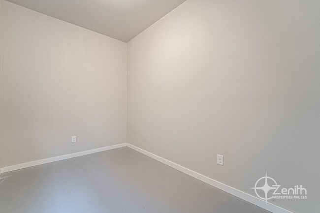 Building Photo - 3 Bedroom Mt. Vista Townhouse! Modern Fini...