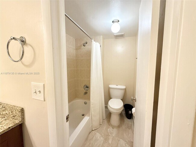 Building Photo - 227 Lakeview Dr