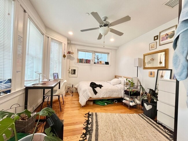 Building Photo - Amazing 5 bed 2.5 bath in Allston... BROKER FEE PAID NY LANDLORD!!