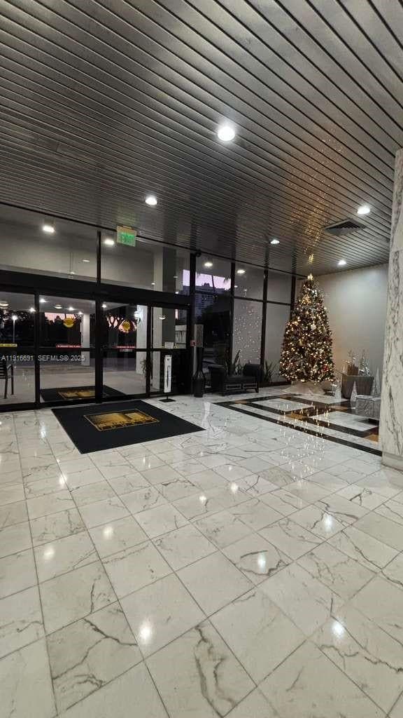 Building Photo - 3625 N Country Club Dr