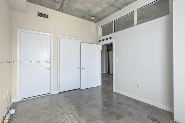 Building Photo - 10 SW South River Dr