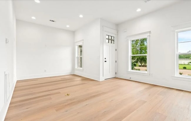 Building Photo - 576 Pride Ave