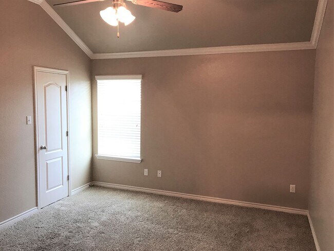 Building Photo - 2 Bedroom | 2 Bath  Located off Clear Creek Road in Killeen.