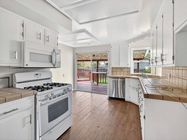 Building Photo - Single level home, convenient, charming neighborhood