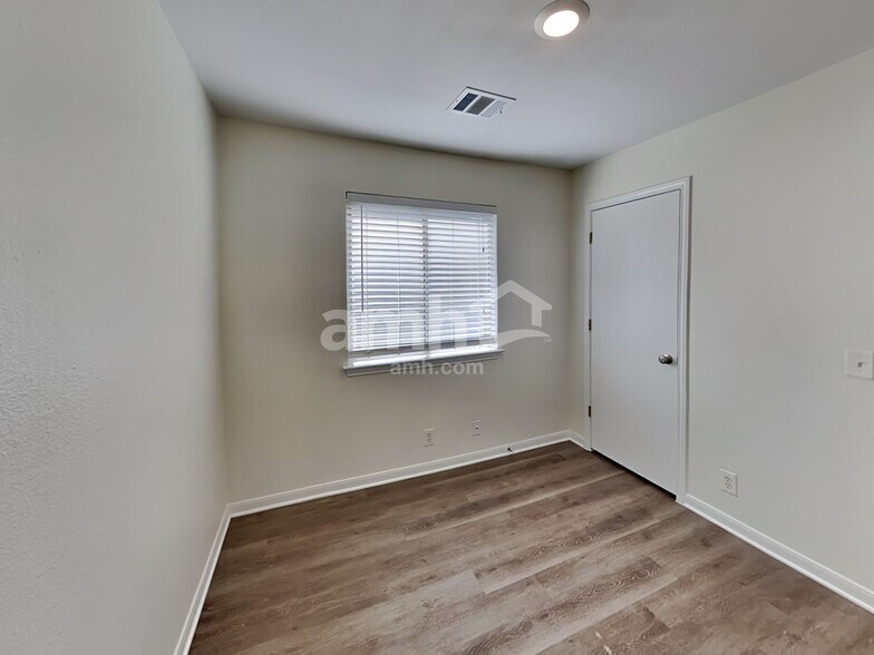 Building Photo - 110 Pony Cv