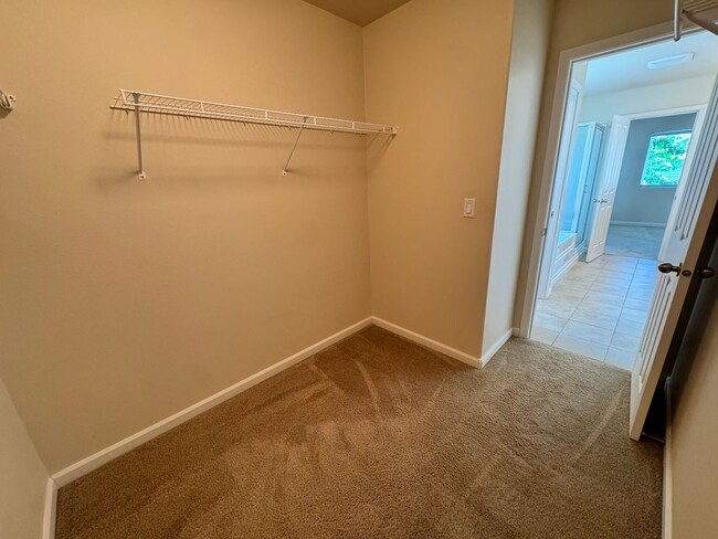 Building Photo - FOR RENT - SUPER CLEAN 4 BEDROOM, 2.5 BATH...