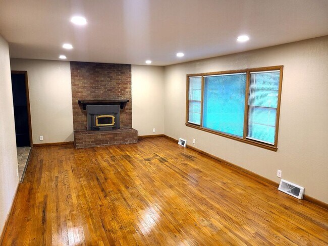 Building Photo - 707 N 9th St