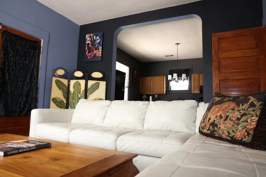 Building Photo - 405 W Drew St