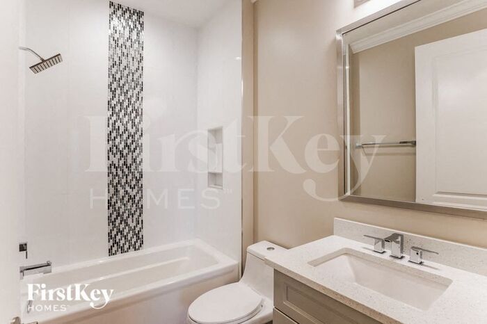 Building Photo - 6702 Cocos Dr