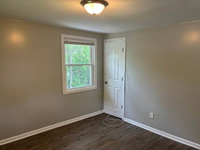 Building Photo - Spacious 3 Bed / 2 Bath Home with Basement & Private Yard