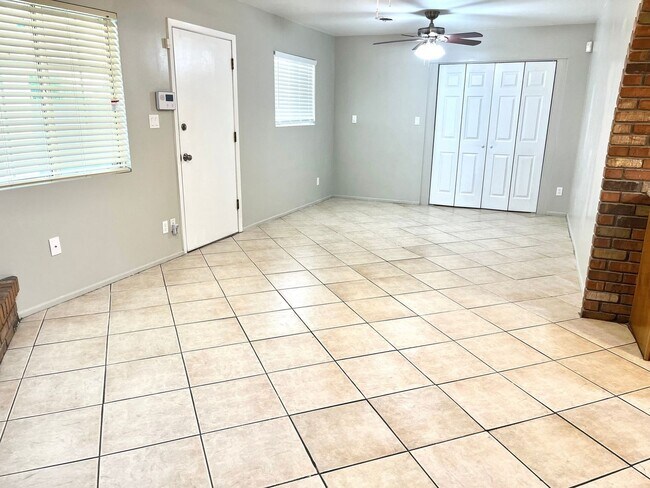 Building Photo - 4 Bedroom Single Family Home in Phoenix