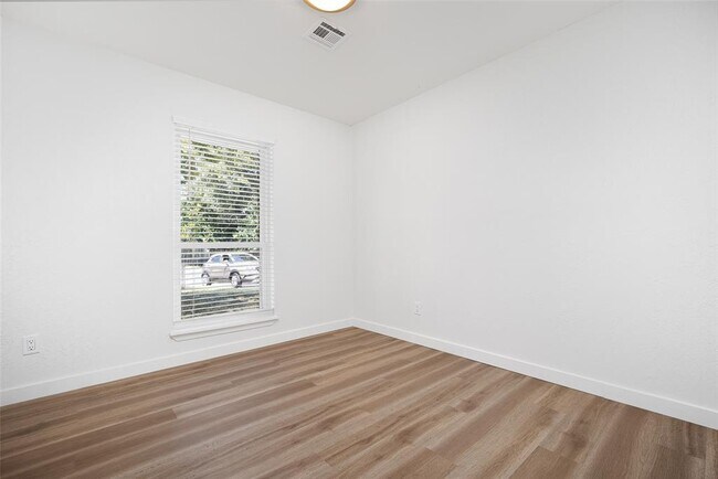 Building Photo - 630 S Heights Dr