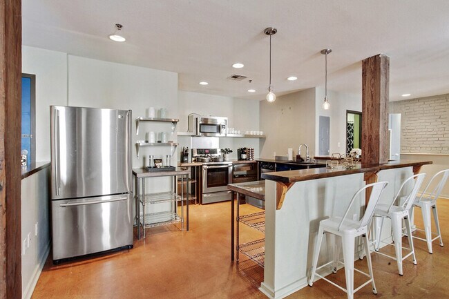 Building Photo - 1041 Constance St