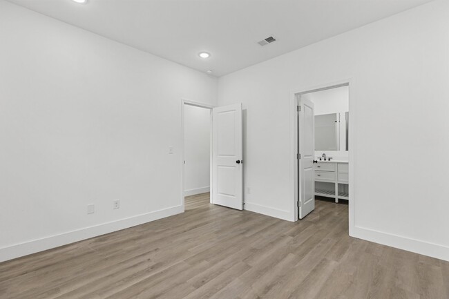 Building Photo - "Discover Comfort & Convenience: Spacious ...