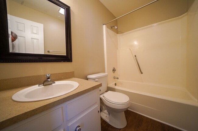 Building Photo - E. Charlotte - 3br 2ba Ranch w/Sunroom
