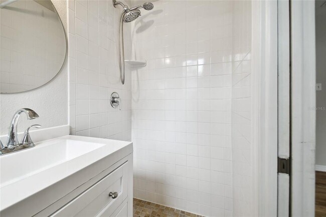 Building Photo - 308 N Gomez Ave